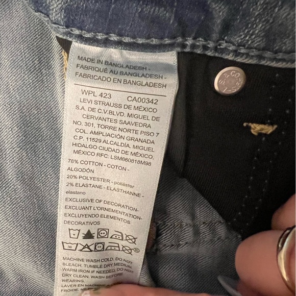 Signature by Levi Strauss & Co. Gold Label Women's Totally Shaping Skinny Jeans - Picture 10 of 11